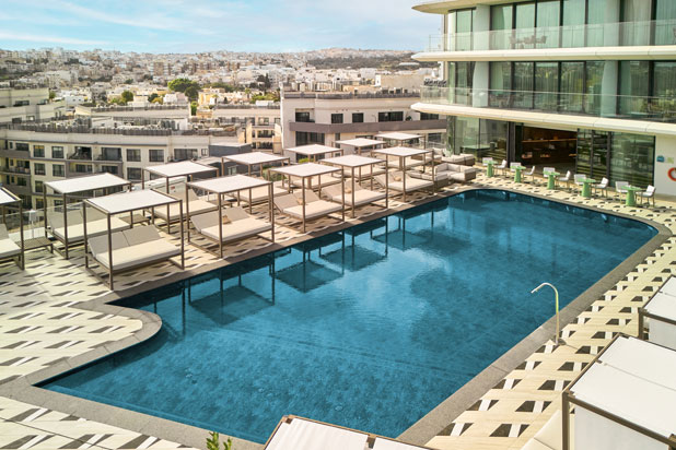 Mobiliario de GANDIABLASCO en el hotel ME Malta. Foto de © Me Malta by Melia, cortesía de GANDIABLASCO