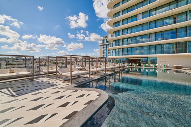 Mobiliario de GANDIABLASCO en el hotel ME Malta. Foto de © Me Malta by Melia, cortesía de GANDIABLASCO