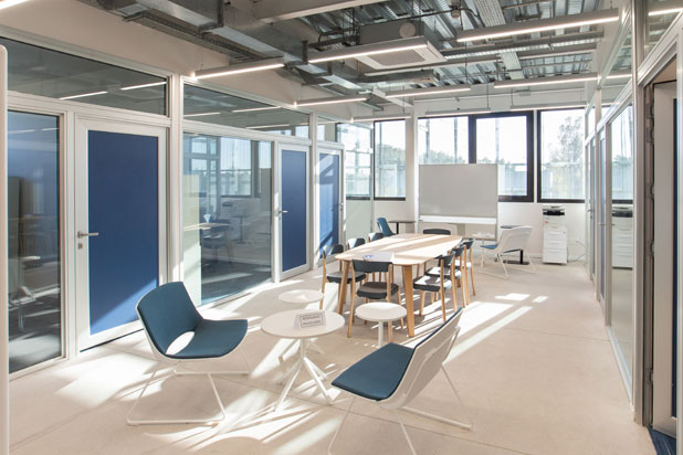 OH! armchairs and LOTTUS AL & LTS System tables at the University of Montevideo's School of Engineering, Uruguay. Photo by Ferrescanepa, courtesy of Enea.