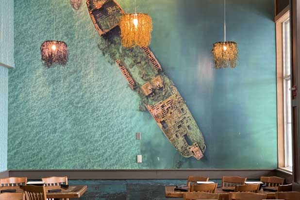 Коллекция CAOS в морском ресторане Capitan George в Myrtle Beach (США). Фото предоставлено a-emotional light.
