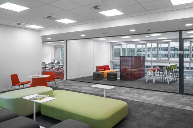 SEASON pouf, COMMON bench and SERRA table at the Huawei office in Düsseldorf (Germany). Photo by ApoProjekt GMBH, courtesy of de Viccarbe.