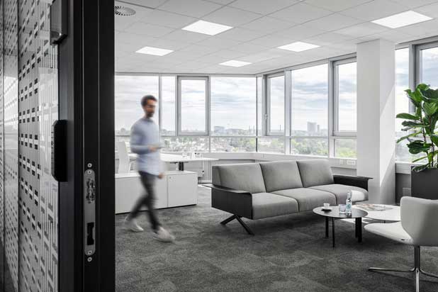 LEGS sofa, RYUTARO table and WRAPP armchair at the Huawei office in Düsseldorf (Germany). Photo by ApoProjekt GMBH, courtesy of de Viccarbe.