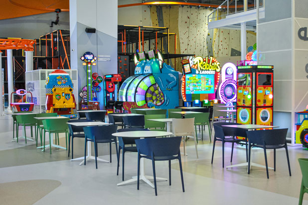 Коллекции мебели Vondom в Yabeela Food Court в Хамале (Бахрейн). Фото предоставлено Vondom.