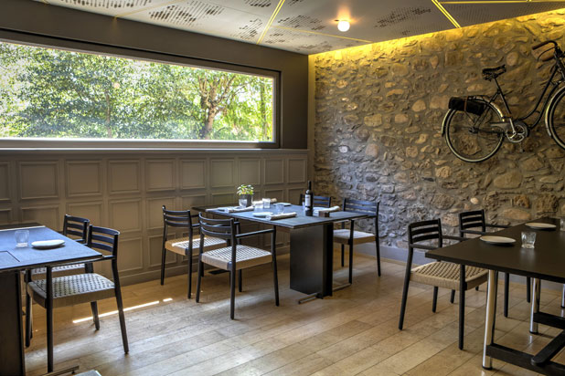 Colección BOGART en el restaurante Ca l’Enric La Vall de Bianya (Gerona). Foto de Francesc Rabat, cortesía de Vergés.  