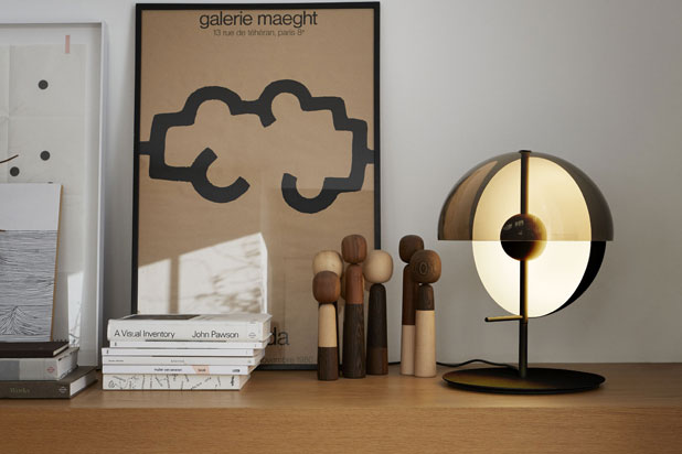 Lámpara de sobremesa THEIA diseñada por Mathias Hahn para Marset. Foto cortesía de Marset.