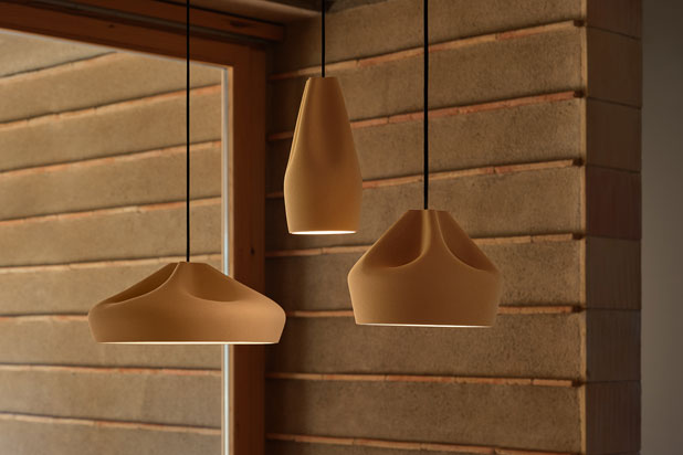 Lámparas en suspensión PLEAT-BOX diseñadas por Xavier Mañosa & Mashallah para Marset. Foto cortesía de Marset.