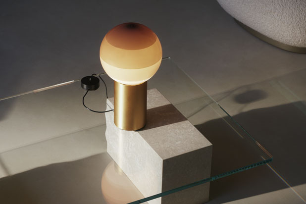 Lámpara de sobremesa DIPPING LIGHT diseñada por Jordi Canudas para Marset. Foto cortesía de Marset.
