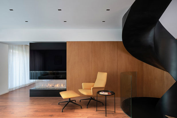 BLACK FOSTER recessed-isolated lineal luminary. Photo courtesy of Arkoslight.