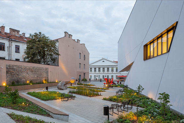 Balizas de exterior TUBE de Josep Lluis Xuclà para B.lux en el Museo de Arte Moderno de Vilna (Lituania). Foto cortesía de B.lux.