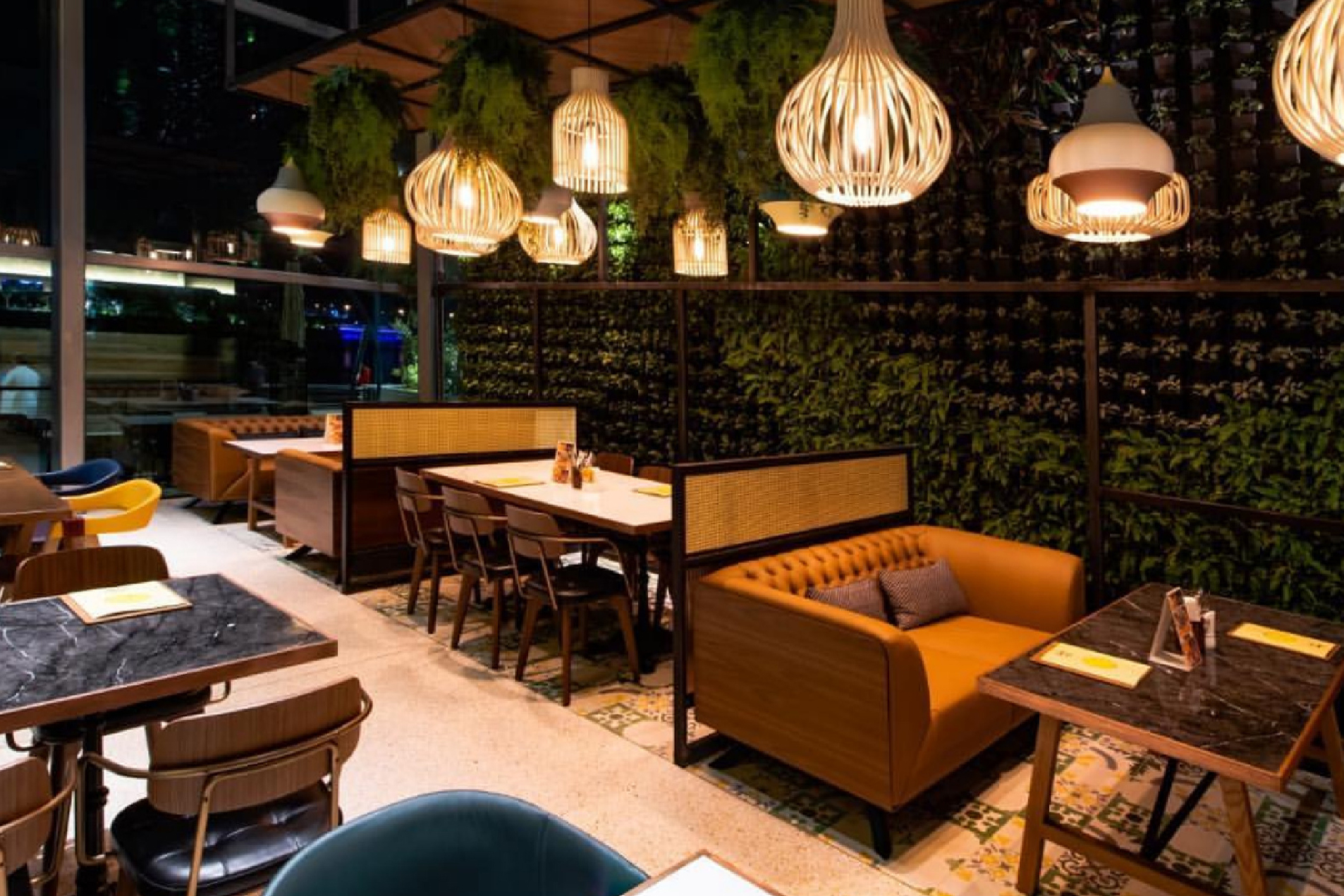 Sofás ZIP en el restaurante Lumee Street de Bahrain. Foto de Blasco&Vila