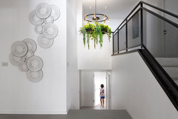 LAVERD pendant lamp by Zachi Jacobovich for Estiluz at the 'Melody House' appartement in Israel. Photo by Shai Epstein Photography, courtesy of Estiluz.