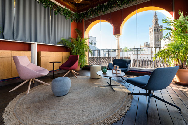 Colecciones GLOVE LOUNGE de Josep Lluscà y BOW LOUNGE de Yonoh Studio para esPattio. Foto cortesía de Forma 5.