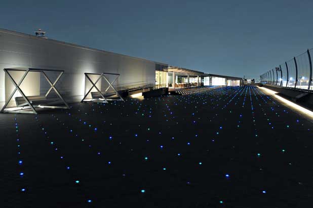 Gandiablasco furniture at the rooftop of the Haneda Airport Terminal 2 in Tokio (Japan). Photo courtesy of Gandía Blasco Group.