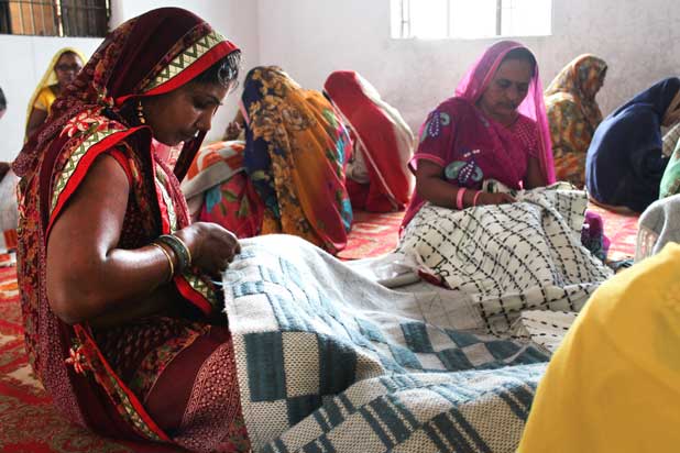 Ручная ремесленная работа мастеров по созданию ковров GAN в Индии. Фото предоставлено Gandía Blasco Group.