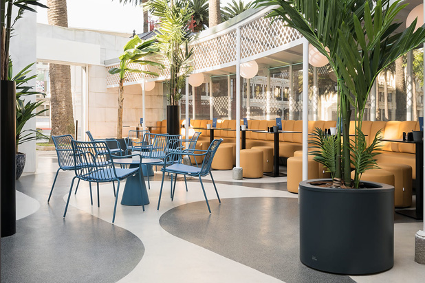 SWING collection at the Méndez Nuñez garden cafeteria in La Coruña, Spain. Photo courtesy by Hobby Flower.