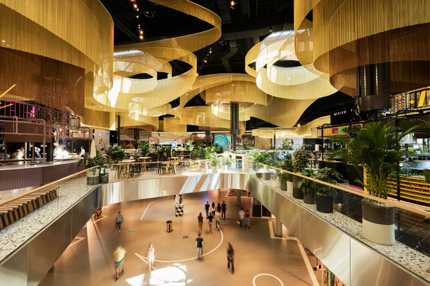 Занавесы Kriskadecor в торговом центре Westfield Mall в Нидерландах. Фото Joni Israeli предоставлено Kriskadecor.