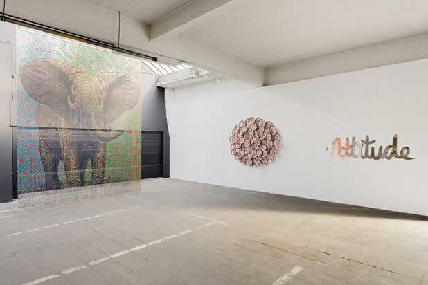 Cortinas de Kriskadecor en la exposición "Come What May" de Bruselas (Bélgica). Foto de Hugard & Vanoverschelde, cortesía de Kriskadecor.