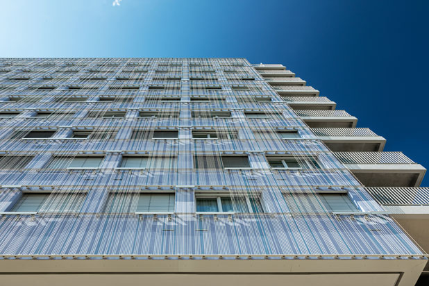 Cortinas de Kriskadecor en la residencia de estudiantes Kley en Montpellier (Francia). Foto de Marcela Grassi, cortesía de Kriskadecor.