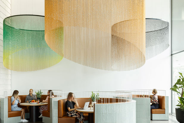 Cortinas de Kriskadecor en la torre Aldgate en Londres (Reino Unido). Foto de Philip Durrant, cortesía de Kriskadecor.