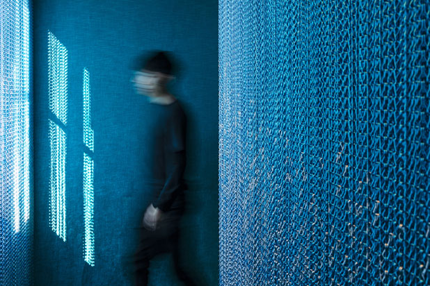 Cortinas de Kriskadecor en la instalación "Aqua" en Archiproducts Milano (Italia). Foto de Marcela Grassi, cortesía de Kriskadecor.