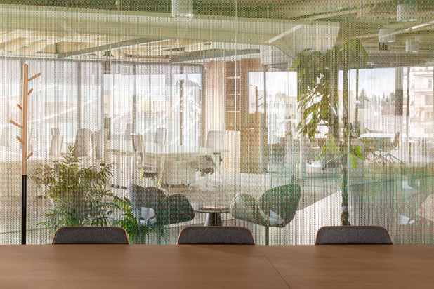 Cortinas de Kriskadecor en las oficinas de LOOM La Célula en Madrid (España). Foto de Lucía Gorostegui, cortesía de Kriskadecor.
