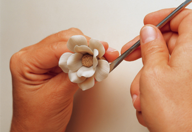 Artistas de Lladró engarzando Flores