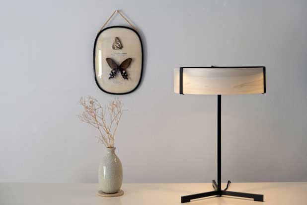 Lámpara de mesa THESIS diseñada por Ramon Esteve para LZF. Foto cortesía de LZF.
