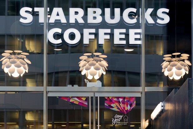 Светильник DISCOCÓ в кафе Starbucks в Нью-Йорке