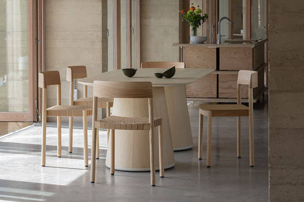 Colección de sillas NELA diseñada por Emiliana Design para Vergés. Foto cortesía de Vergés.