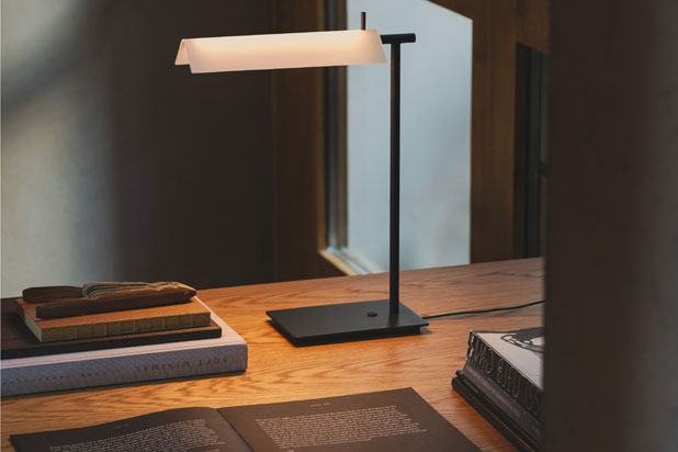 Lámpara de mesa ASIA diseñada por Antoni Arola para Vibia. Foto cortesía de Vibia.