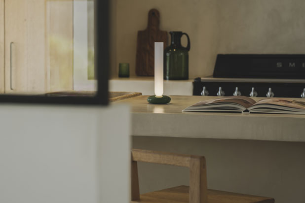 Lámpara de mesa ALBA diseñada por Palomba Serafini para Vibia. Foto cortesía de Vibia.