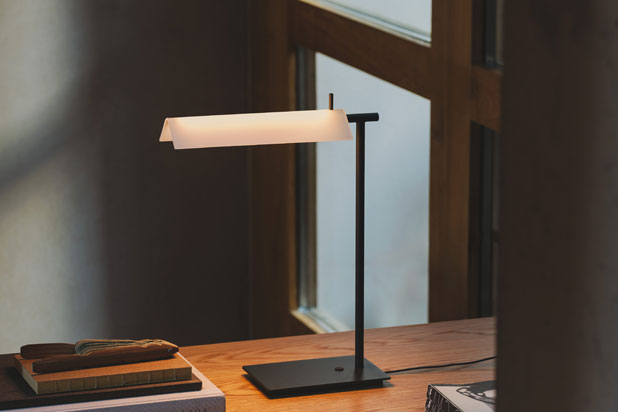 Lámpara de mesa ASIA diseñada por Antoni Arola para Vibia. Foto cortesía de Vibia.