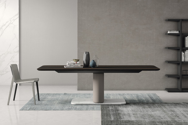 Silla ENVOLVE de Alegre Design y mesa FLY de Mario Ruiz para Mobenia Luxury