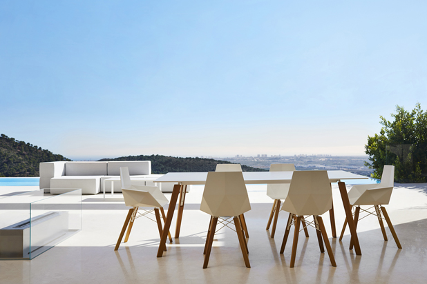 Стулья и стол FAZ от Ramon Esteve для Vondom. Фото предоставлено Vondom.