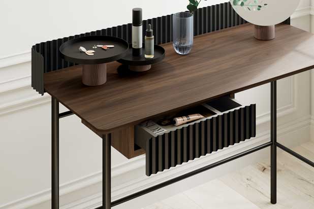 HIT desk, designed by Nahtrang for Mobenia. Photo courtesy of Mobenia. 