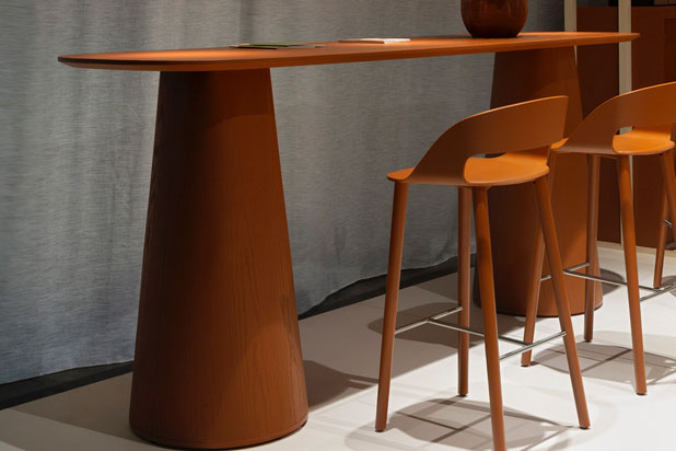 CONIC table and GOOSE stools designed by Emiliana Design Studio para Verges. Photo courtesy of Verges. 