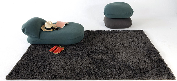 Alfombra y pufs de la colección Practik de Nani Marquina.