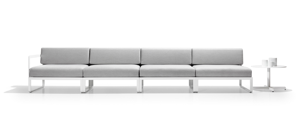 Colección Sit, de Andrés Bluth para Bivaq. Sofás modulares que permiten crear múltiples combinaciones. En cobre y blanco.