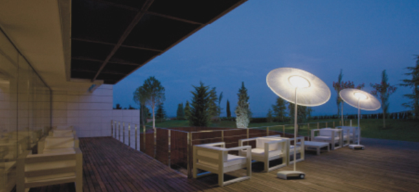 Lámpara con sombrilla Wind de Vibia para el día y la noche.