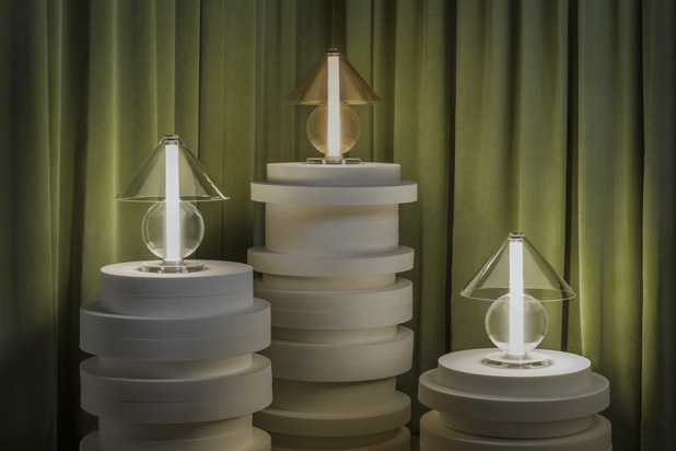 Lámparas de mesa FRAGILE diseñadas por Jaume Ramírez para Marset. Foto cortesía de Marset.