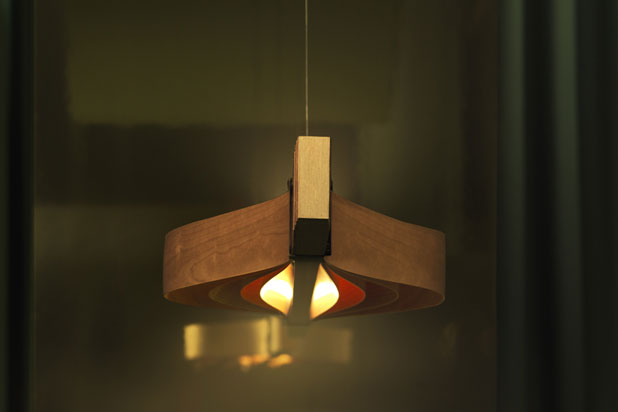 Lámpara WOODSTRAPS diseñada por Summumstudio para LZF Lamps. Foto de @manutoro work, cortesía de LZF Lamps.