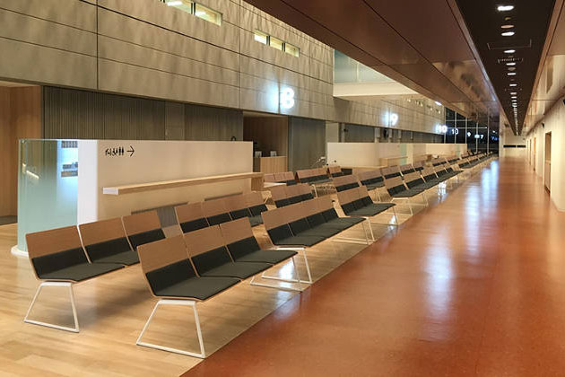 BILDU benches by Sellex at the Tachikawa Hospital in Tokyo, Japan. Photo courtesy of Sellex.  